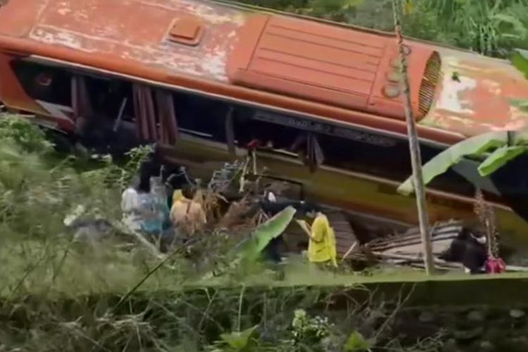 Kecelakaan beruntun di Jalan Raya Singaraja - Denpasar, wilayah Desa Baturiti, Kecamatan Baturiti, Kabupaten Tabanan, Bali, Sabtu (18/6) siang. Sebuah bus pariwisata menabrak sejumlah kendaraan.