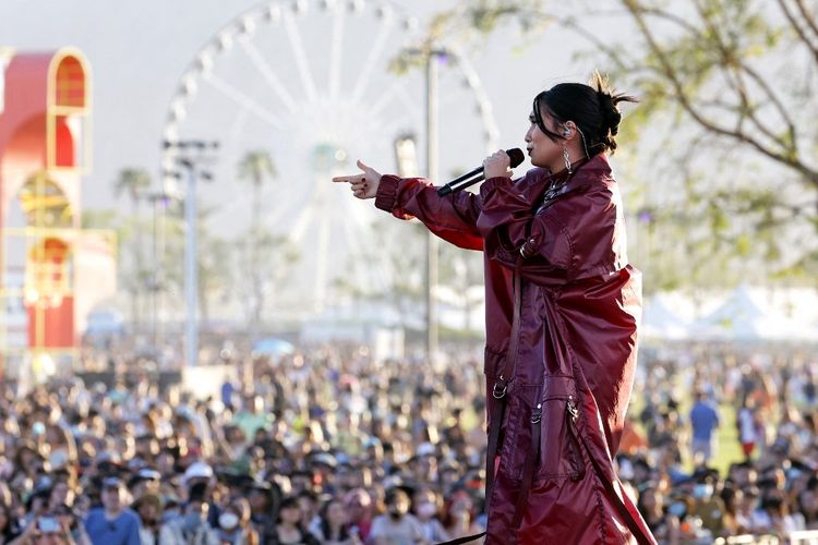 Penyanyi asal Indonesia: NIKI tampil panggung Outdoor Theatre pada 2022 Coachella Valley Music And Arts Festival, Indio, California, pada 15 April 2022. 