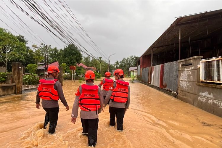 Ratusan Warga Mengungsi akibat Banjir di Padang, 238 Orang Dievakuasi