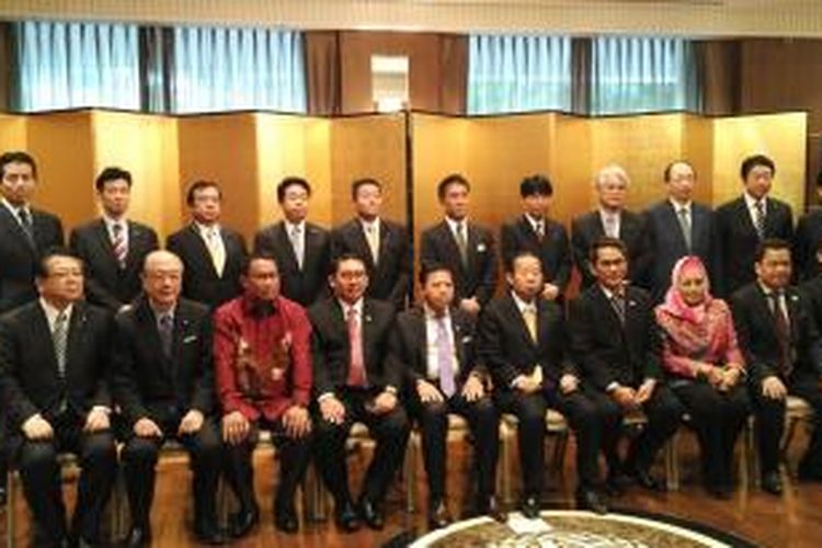 Delegasi DPR RI berfoto bersama Liga Parlemen Jepang Indonesia di Hotel New
Otani, Tokyo, Rabu (11/11/2015).
