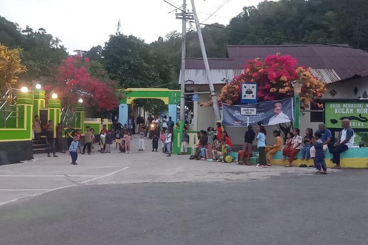 Warga Desa Larike Kecamatan Leihitu Barat Kabupaten Maluku Tengah mulai berdatangan di depan Masjid Nurul Ikhlas menunggu beduk tanda buka puasa dipukul. Ini merupakan tradisi turun temurun orang Larike yang disebut Tunggu Batale
