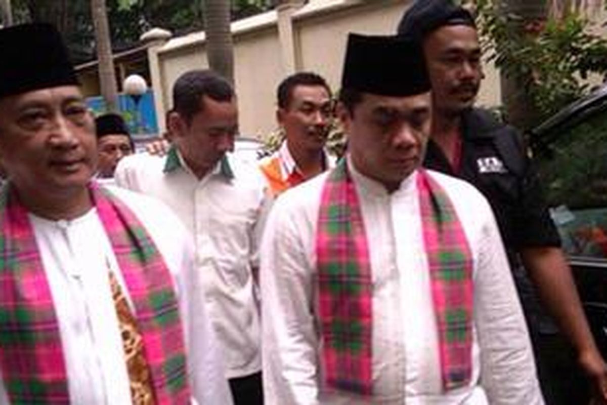 Pasangan calon gubernur DKI Jakarta, Hendardji Soepandji dan Ahmad Riza Patria, dalang ke KPUD DKI Jakarta, Minggu (8/4/2012) untuk menyerahkan kekurangan syarat KTP dukungan. 