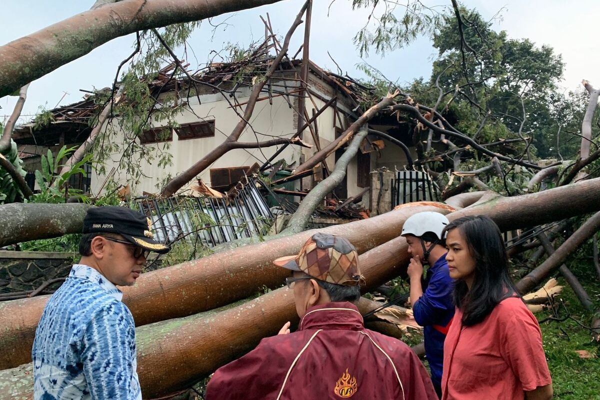 Wali Kota Bogor Bima Arya Sugiarto saat meninjau lokasi pohon tumbang yang menimpa satu rumah warga di Jalan Cikabuyutan, Kelurahan Baranangsiang, Kota Bogor, Jawa Barat, Minggu (4/9/2022).