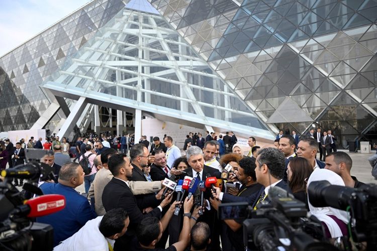 Menteri Pariwisata dan Purbakala Mesir, Sherif Fathy, berbicara kepada pers saat tiba di pembukaan Museum Agung Mesir (GEM) di Giza, di pinggiran barat daya ibu kota Kairo, pada 1 November 2025. Berlokasi di dekat Piramida kuno Giza, tepat di luar Kairo, Museum Agung Mesir bersiap untuk pembukaan Piramida keempat Mesir yang megah pada 1 November, setelah dua dekade tertunda. Patung-patung besar dan artefak bersejarah dari peradaban kuno negara itu akan dipamerkan di ruang pameran permanen seluas 24.000 meter persegi.