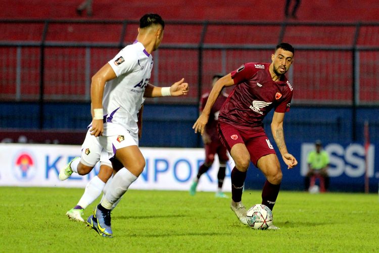 Pemain PSM Makassar Everton Nascimento dijaga ketat pemain Persik Kediri saat pertandingan laga terakhir babak penyisihan Grup D Piala Presiden 2022 yang berakhir dengan skor 0-0 di Stadion Kanjuruhan Kepanjen, Kabupaten Malang, Minggu (19/6/2022) sore.