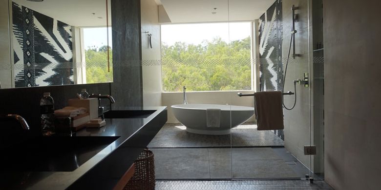 Shower dan bathtub di Renaissance Bali Uluwatu Resort & Spa, Selasa (5/6/2018). 