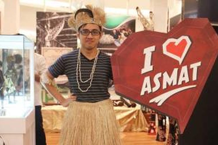 Pengunjung dapat berfoto secara gratis di booth Museum Asmat (TMII) dalam acara The Museum Week, 27 Agustus sampai 1 September 2013 di Atrium Senayan City, Jakarta.