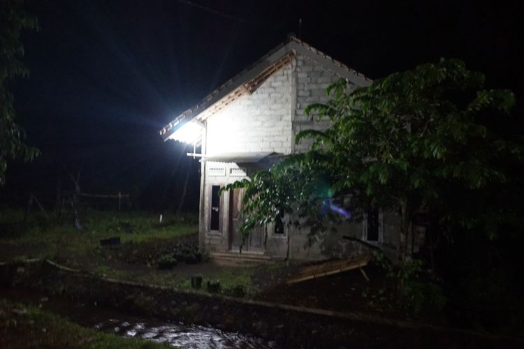 Rumah terduga teroris EPW di Kecamatan Songgon yang digeledah Densus 88 pada Rabu (1/8/2018) lalu. 
