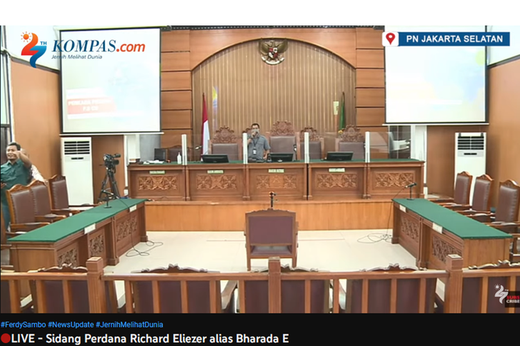 Tangkapan layar siaran live streaming sidang perdana Bharada E di Pengadilan Negeri (PN) Jakarta Selatan hari ini, Selasa (18/10/2022).