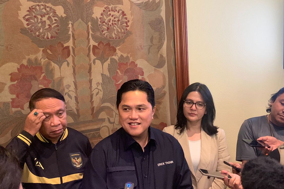 Ketua Umum PSSI, Erick Thohir, ketika berbicara kepada awak media termasuk Kompas.com di Hotel Sultan, Senayan, Jakarta, pada Selasa (15/8/2023). Dalam kesempatan itu, Erick Thohir mengatakan bahwa PSSI bakal mengkaji aturan Liga Indonesia seusai Persija Jakarta dan PSM Makassar tidak melepas pemain ke timnas U23 Indonesia.