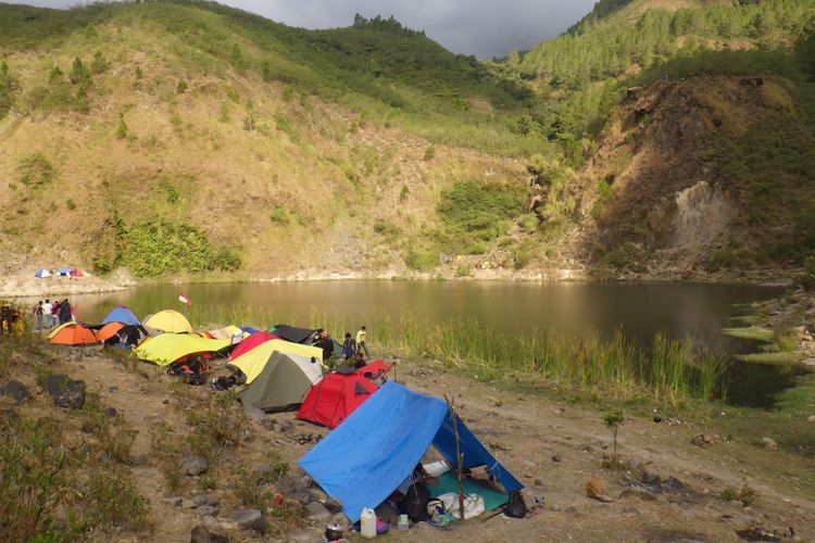 Pendaki mendirikan tenda di tepian Danau Tanralili di Gunung Bawakaraeng.