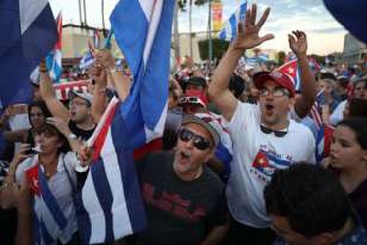 Warga asal Kuba di Miami, Florida, Amerika Serikat, turun ke jalan, pada Sabtu (26/11/2016) menyambut kabar mangkatnya mantan Presiden Kuba Fidel Castro.