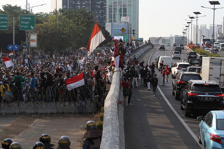 Massa yang terdiri dari pelajar dan mahasiswa memadati seluruh ruas jalan di area depan kompleks parlemen, Senayan, Jakarta Pusat, saat melakukan aksi tolak UU KPK dan sejumlah RUU yang dinilai kontroversia, Senin (30/9/2019).