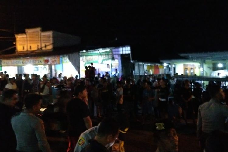 Ratusan warga berkumpul di kantor Lurah Air Itam Pangkal Pinang, Senin (23/12/2019) malam menuntut peristiwa di Desa Batu Belubang, Bangka Tengah tidak terulang lagi.