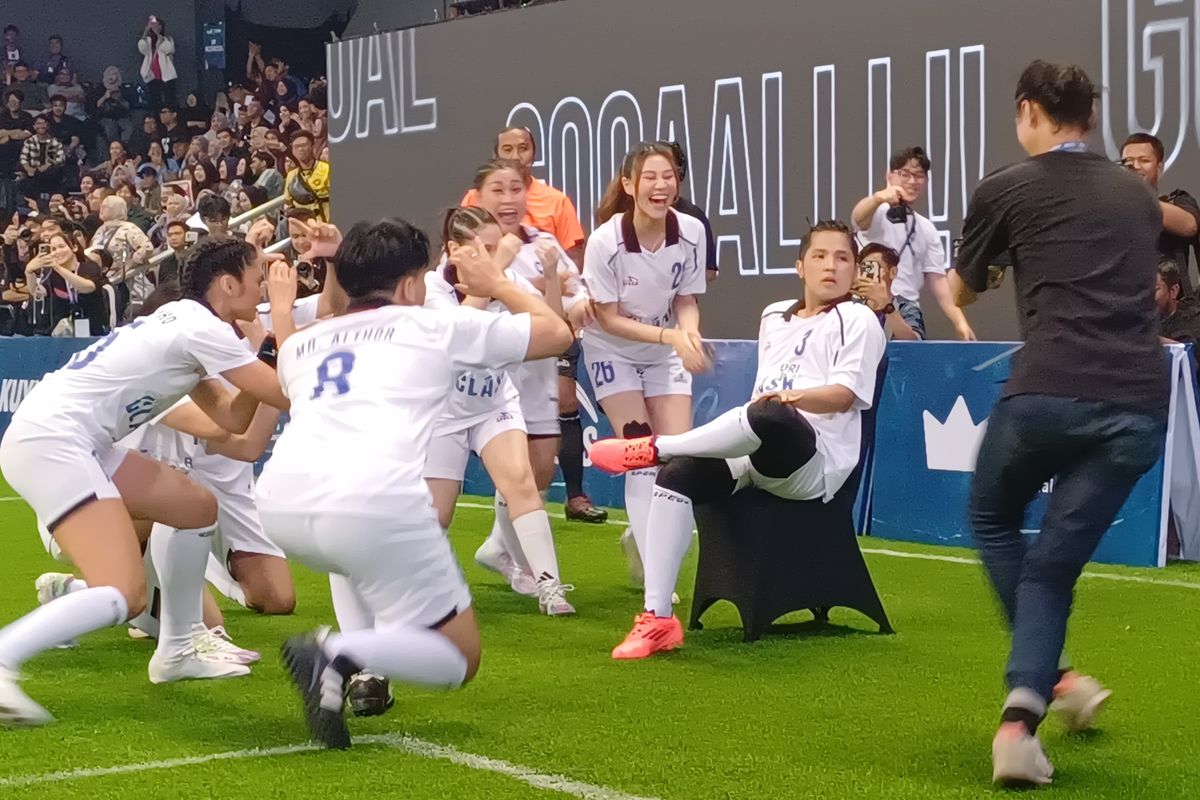 Penyanyi dangdut Jirayut Afisan selebrasi gol dengan menirukan gaya pemain timnas Indonesia Marselino Ferdinan, saat pertandingan BRI Mini Soccer Clash, di Mahaka Square, Jakarta Utara, Minggu (24/11/2024).