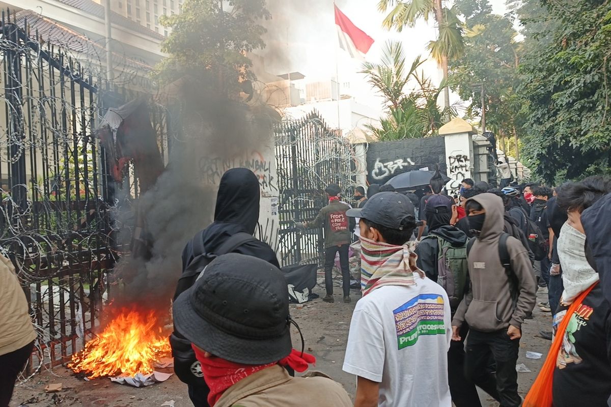 Unjuk rasa tolak pengesahan RUU TNI di depan Gedung DPRD Jabar, Jalan Diponegoro, Kota Bandung, Jumat (21/3/2025 mulai memanas. Massa membakar ban, dan melempari gedung dewan dengan botol hingga petasan.