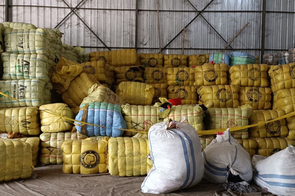Ribuan tumpuk bal pakaian bekas yang berada di Jalan Samudera Raya, Tarumajaya, Kabupaten Bekasi. Tumpukan bal itu selanjutnya akan dibawa ke Bea Cukai Cikarang untuk proses selanjutnya.