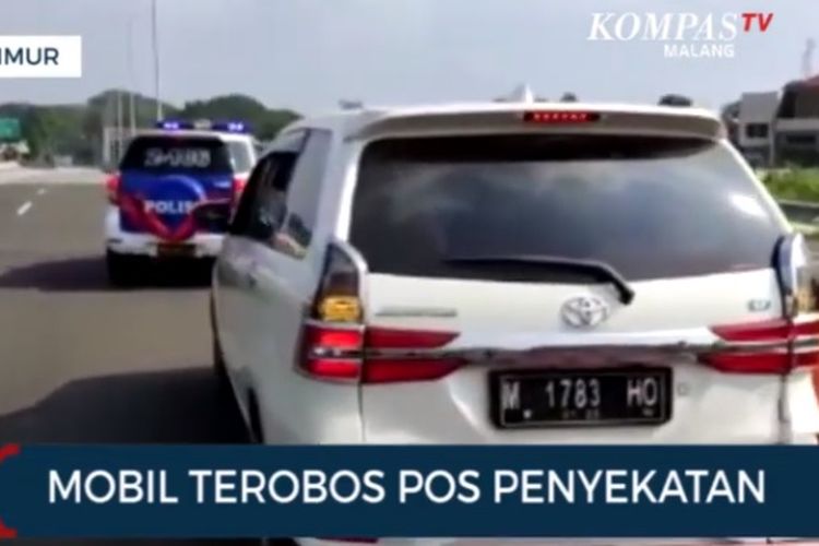 Sebuah mobil nekat terobos Pos Penyekatan di Tol Exit Madyopuro, Kota Malang, Senin (11/5/2021).