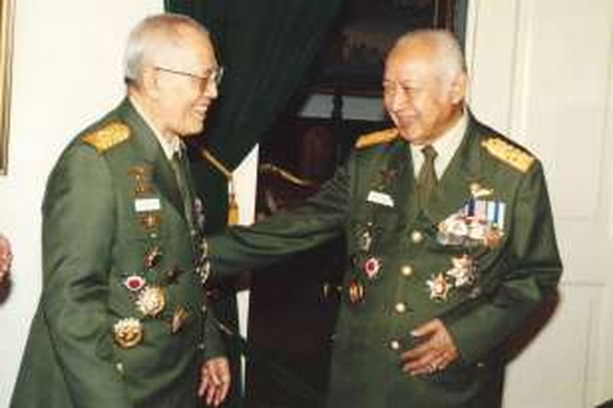 Jenderal Besar Soeharto berbincang dengan Jenderal Besar AH Nasution, sesaat sebelum menerima ucapan selamat pada acara silaturahmi di Istana Negara, Jakarta, Minggu (5/10/2007) siang.