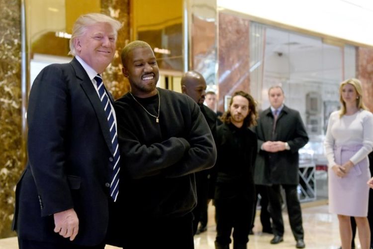 Penyanyi Kanye West dan Presiden AS Donald Trump berbicara dengan pers setelah pertemuan mereka di Trump Tower pada 13 Desember 2016 di New York, AS. (AFP/Timotius A Clary)
