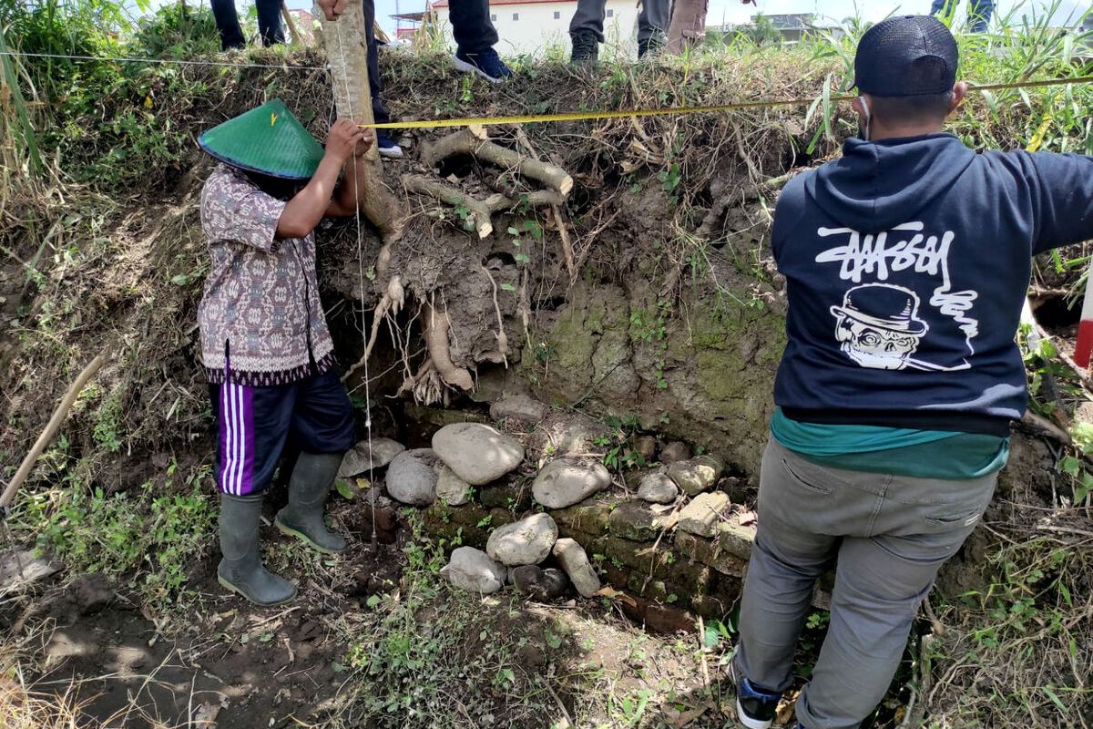Tim BPCB Jatim memulai kegiatan survei penyelamatan di sekitar temuan struktur batu bata kuno di area persawahan di Kelurahan Karangtengah, Kecamatan Sananwetan, Kota Blitar, Senin (20/9/2021)
