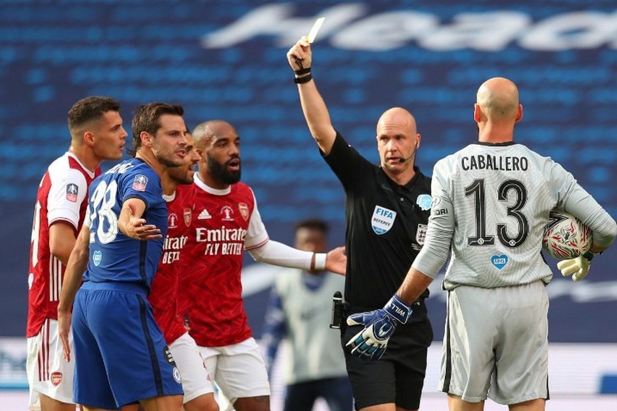 Wasit Anthony Taylor memberikan kartu kuning kepada Cesar Azpilicueta pada laga final Piala FA 2019-2020 antara Arsenal dan Chelsea.