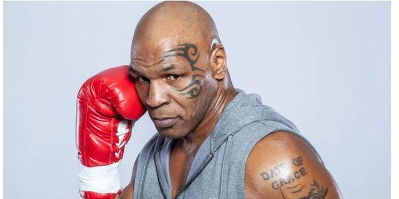 Tato Arthur Ashe yang ada di lengan kiri Mike Tyson.