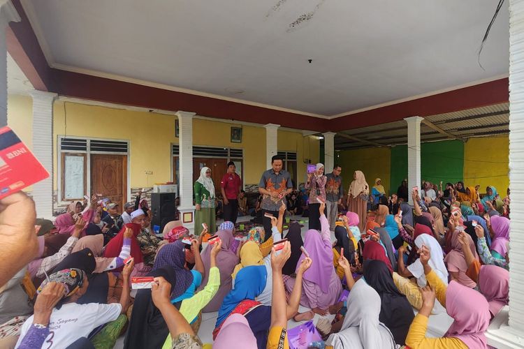 Pendamping PKH kumpulkan penerima bansos ingatkan tidak main judol, di Pamekasan Jawa Timur