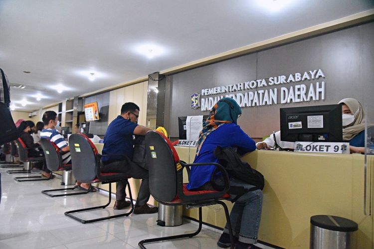 Sejumlah warga saat mengurus administrasi perpajakan di di kantor Bapenda Surabaya
