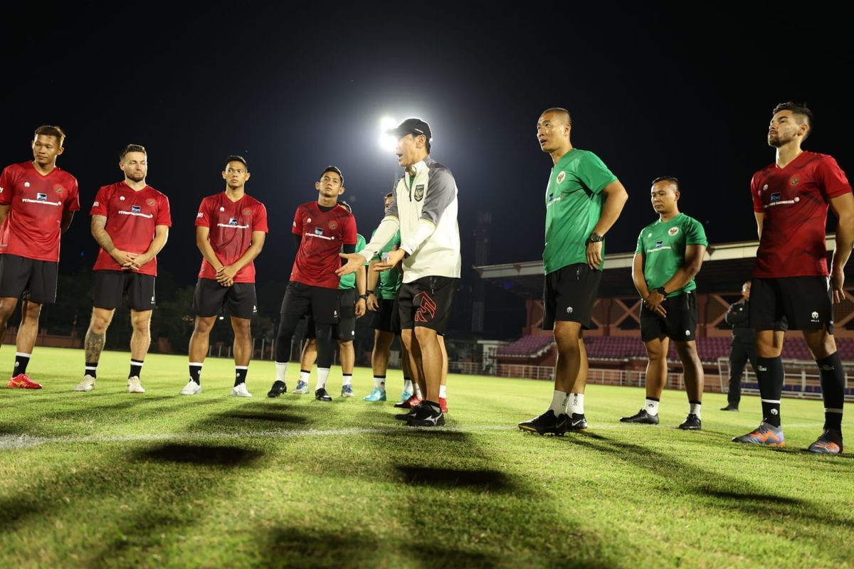 Jelang FIFA Matchday melawan Turkmenistan, pelatih Timnas Indonesia Shin Tae-yong memimpin latihan besama di Lapangan Thor Surabaya, Senin (4/9/2023) petang.