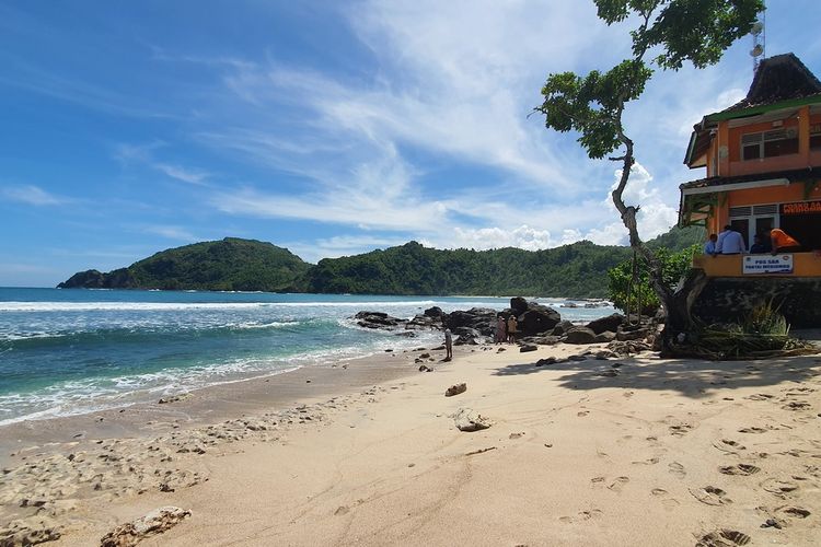 Pantai Wedi Ombo di Gunungkidul, Yogyakarta, menawarkan keindahan alam dengan pasir putih, air laut yang jernih, dan kolam alami di antara batu karang