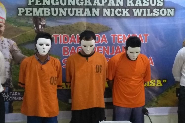 (dari kiri ke kanan) Tersangka B, E dan M dihadirkan saat konferensi pers di Mapolresta Deli Serdang pada Rabu (2/9/2020) tentang pembunuhan Nick Wilson (13), pelajar SMP 2 Galang yang mayatnya ditemukan di Sungai Merah, Desa Sei Merah, Kecamatan Tanjung Morawa, Deli Serdang pada 19 Agustus 2020.