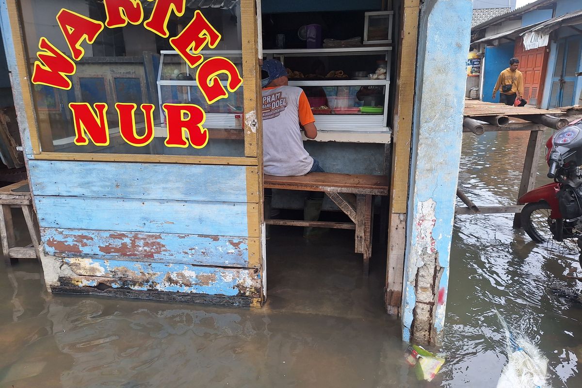 Pedagang Muara Angke Mengeluh Sepi Pembeli akibat Banjir Rob