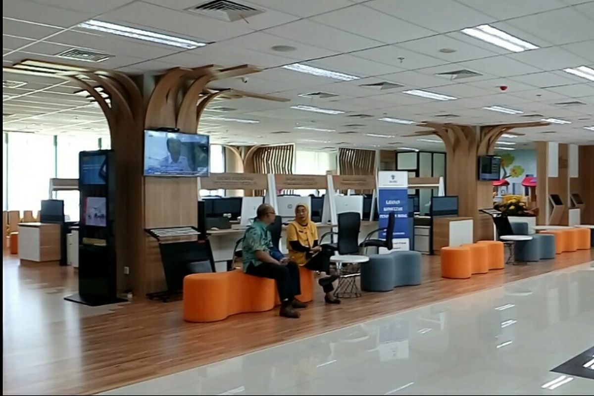 Sejumlah warga mengantre di ruang tunggu Mal Pelayanan Publik, Jalan Rasuna Said, Jakarta Selatan, Jumat (13/10/2017).