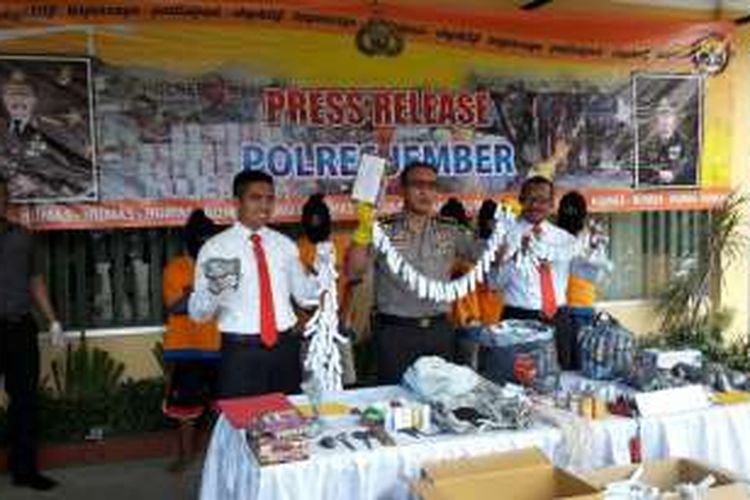 Kapolres Jember, Jawa Timur AKBP Sabilul Alif, bersama Kasatreskrim, AKP Bambang Wijaya, menunjukkan barang bukti mercon, Senin (20/6/2016).