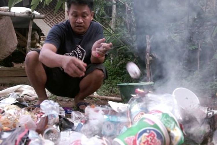 Sampah plastik di area Suku Baduy Dalam meningkat dengan naiknya wisatawan. 