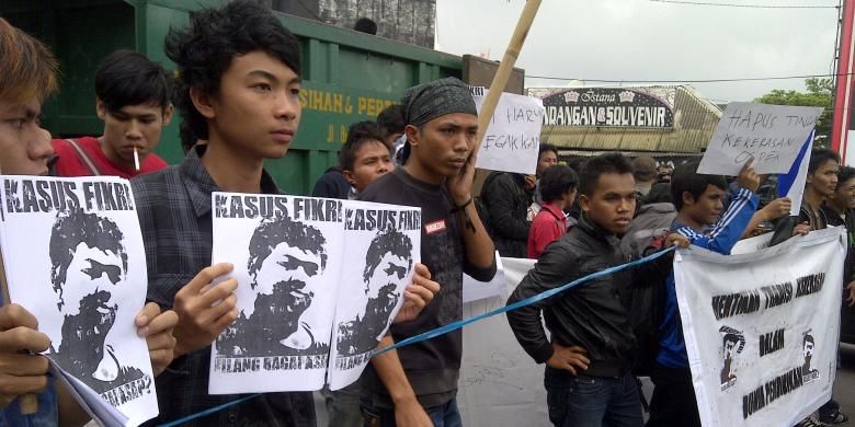Ratusan mahasiswa asal Mataram saat menggelar aksi di depan kampus ITN Malang, menuntut pihak ITN bertanggungjawab atas kasus kematian Fikri, mahasiswa baru yang ikut Ospek Oktober lalu. Senin (9/12/2013).