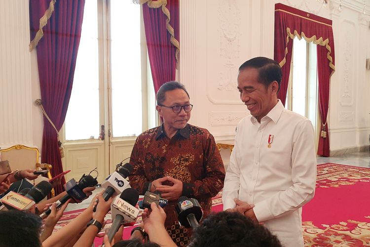 Ketua Umum Partai Amanat Nasional Zulkifli Hasan diterima Presiden Joko Widodo di Istana Merdeka, Jakarta, Senin (14/10/2019). 