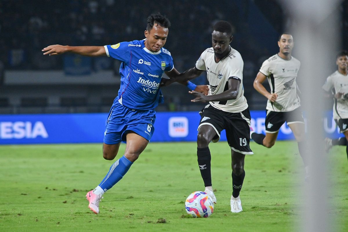 Pemain muda Persib Bandung Robi Darwis tampil apik di laga klasik melawan PSM Makassar pekan ke-21 Liga 1 2024-2025 sebagai pemain pengganti saat Marc Klok cedera.