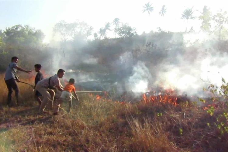 Sembilan hektar lahan gambut di Majene terbakar dan merembet ke permukiman warga. Warga panik karena dikepung asap tebal, Selasa (6/8/2019). 