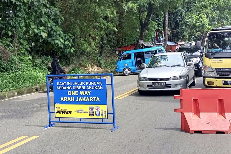 Sejumlah pengendara sedang melintasi Jalur Puncak Bogor, Jawa Barat, Minggu (24/4/2022).