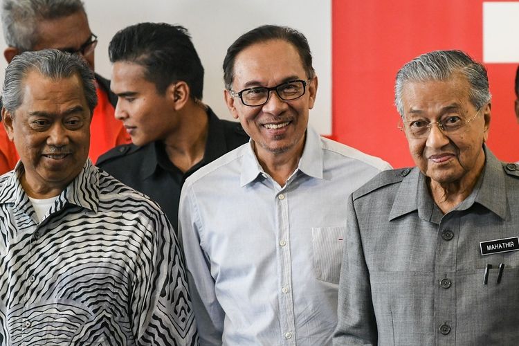 Perdana Menteri Malaysia Mahathir Mohamad (kanan) bersama tokoh politik Anwar Ibrahim (tengah) dan Menteri Dalam Negeri Muhyiddin Yassin pada 1 Juni 2018.