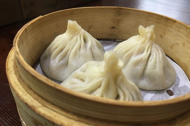 Foto Cara Makan Xiao Long Bao Agar Kuahnya Tidak Muncrat