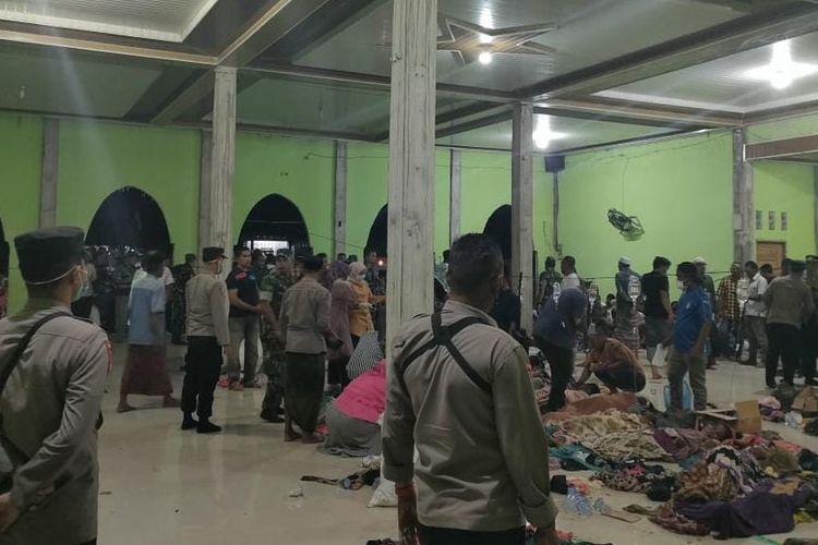 Sebanyak 185 imigran rohingya yang mendarat di pesisir pantai Gampong Pie, Kecamatan Muara Tiga, Pidie, ditempatkan dipenampungan sementara di Komplek SMPN 2 Muara Tiga, sebagian imigran mendapat perawatan medis karena dehidrasi dan kelaparan.