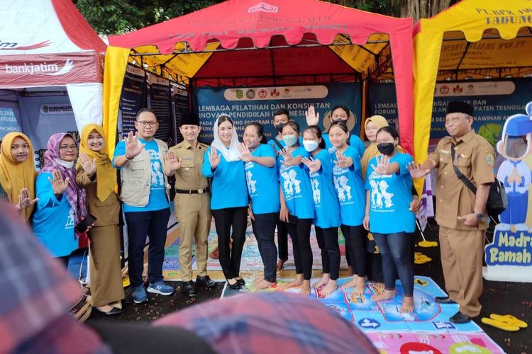 Pemerintah Kabupaten Trenggalek bersama UNICEF Jawa Timur, seusai meluncurkan program Desa Nol Perkawinan Anak, di Pendopo Manggala Praja Trenggalek Jawa Timur, Senin (08/08/2022).