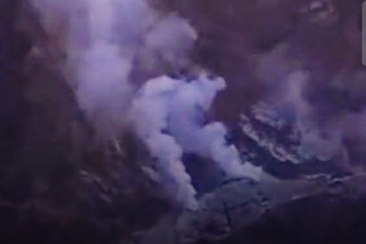 Tangkapan layar video yang memperlihatkan asap putih muncul dari kawah Gunung Agung di Kabupaten Karangasem, Provinsi Bali.