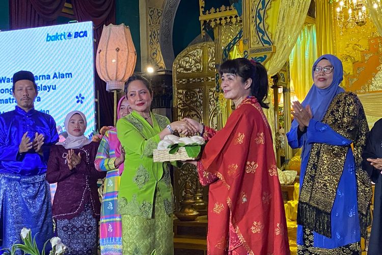 PT Bank Central Asia Tbk (BCA) melalui Bakti BCA menggelar pelatihan pewarnaan alami di Medan, Sumatera Utara, Selasa (4/11/2025)