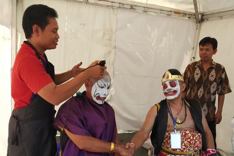 Relawan Kami Bersama Jokowi cukur gundul di Plaza Manahan Solo, Jawa Tengah, Minggu (20/10/2019).