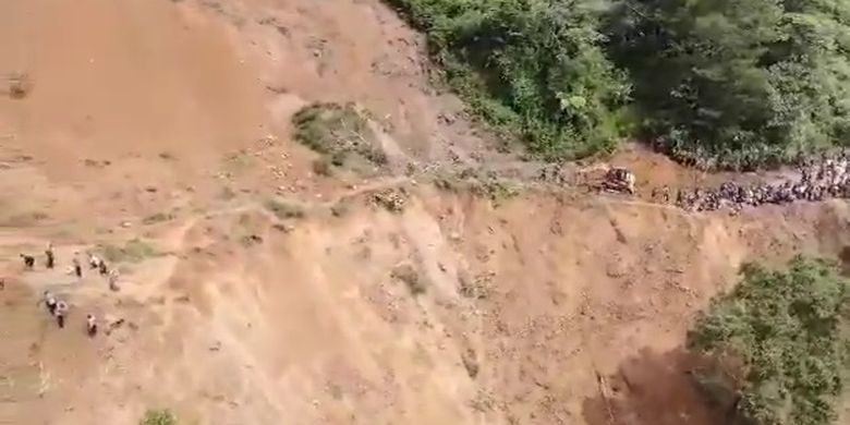 Foto Drone memperlihatkan bencana tanah longsor terjadi di jalan trans sulawesi penghubung Kabupaten Luwu dan Kota Palopo di Desa Bonglo, Kecamatan Bastem Utara, Kabupaten Luwu, Sulawesi Selatan pada Senin (26/2/2024) pagi Sekitar pukul 09.00 wita.