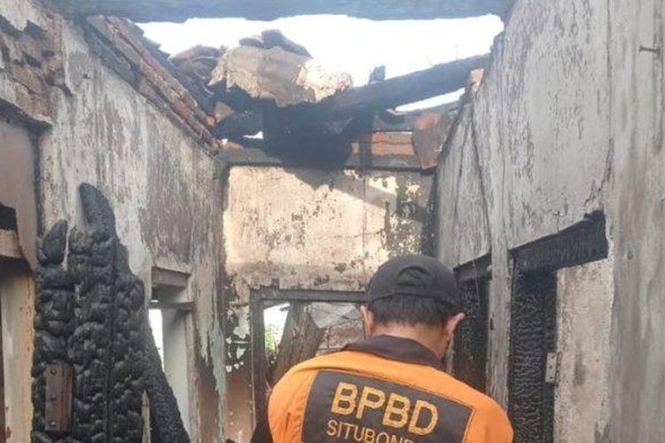 Petugas BPBD Situbondo memeriksa kondisi rumah yang terbakar di Desa Asembagus, Kecamatan Asembagus, Jumat (4/10/2024). Kebakaran di Situbondo ini tidak menimbulkan korban jiwa.